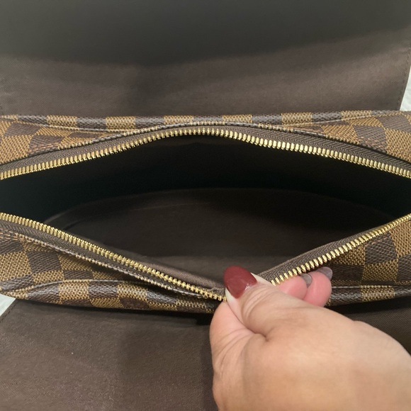 SOLD! Authentic Louis Vuitton
Damier Ebene Naviglio Messenger - Picture 17 of 17